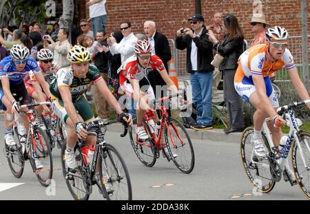 PAS DE FILM, PAS DE VIDÉO, PAS de TV, PAS DE DOCUMENTAIRE - UN pack sécessionniste de cinq cavaliers dans le Tour de Californie atteint le centre-ville de Livermore, CA, USA le 19 mai 2010. La phase 4, un tronçon de 121.5 miles, a commencé à San Jose, Californie, et a voyagé à travers Livermore sur la route de Modesto, Californie, ligne d'arrivée. Photo de Cindi Christie/Contra Costa Times/MCT/Cameleon/ABACAPRESS.COM Banque D'Images