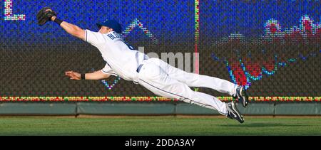 PAS DE FILM, PAS DE VIDÉO, PAS de TV, PAS DE DOCUMENTAIRE - le fieleur droit de Kansas City Royals Willie Bloomquist a frappé Josh Hamilton des Texas Rangers lors du premier dîner au stade Kauffman à Kansas City, Mo, USA le 25 mai 2010. Photo de John Sleezer/Kansas City Star/MCT/Cameleon/ABACAPRESS.COM Banque D'Images