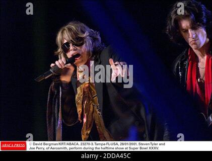 PAS DE FILM, PAS DE VIDÉO, PAS DE TV, PAS DE DOCUMENTAIRE - © DAVID BERGMAN/KRT/ABACA. 23270-3. Tampa-FL-USA, 28/01/2001. Steven Tyler et Joe Perry, d'Aerosmith, se présentent pendant la demi-exposition au Super Bowl XXXV. Banque D'Images