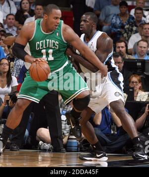 PAS DE FILM, PAS DE VIDÉO, PAS de TV, PAS DE DOCUMENTAIRE - Glen Davis des Boston Celtics (11) travaille contre Brandon Bass de la magie d'Orlando dans le jeu 5 des finales de la Conférence de l'est à Orlando, FL, USA le 26 mai 2010. Photo de Gary W. Green/Orlando Sentinel/MCT/Cameleon/ABACAPRESS.COM Banque D'Images