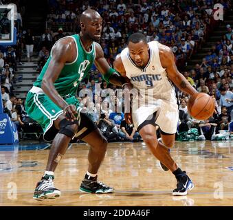 PAS DE FILM, PAS DE VIDÉO, PAS de TV, PAS DE DOCUMENTAIRE - Rashard Lewis de la magie d'Orlando (9) tente de conduire par Kevin Garnet des Boston Celtics dans le jeu 5 de la finale de la Conférence de l'est à Orlando, FL, USA le 26 mai 2010. Photo de Gary W. Green/Orlando Sentinel/MCT/Cameleon/ABACAPRESS.COM Banque D'Images