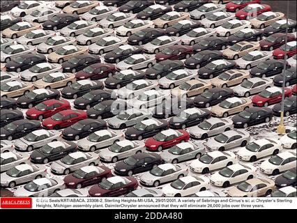 PAS DE FILM, PAS DE VIDÉO, PAS DE TV, PAS DE DOCUMENTAIRE - © ERIC SEALS/KRT/ABACA. 23308-2. Sterling Heights-MI-USA, 29/01/2001. Une variété de Sebring et Cirrus's sont installés à l'usine de montage Sterling Heights de Chrysler, Michigan. Daimler Chrysler a annoncé qu'elle éliminerait 26,000 emplois sur trois ans. Banque D'Images