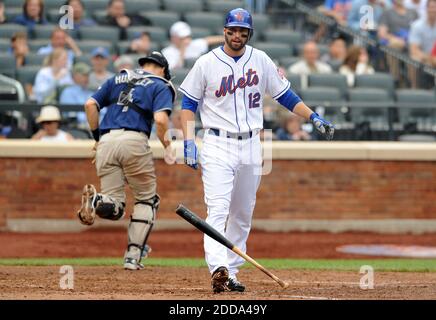 PAS DE FILM, PAS DE VIDÉO, PAS de TV, PAS DE DOCUMENTAIRE - le grand fianteur de New York mets Jeff Francoeur (12) réagit après avoir fait la grève pour finir le septième repas lors du match de baseball MLB, les mets de New York contre les Padres de San Diego à CitiField à New York, États-Unis le 10 juin 2010. Photo de Christopher Pasatieri/MCT/ABACAPRESS.COM Banque D'Images