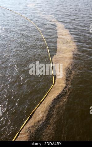 PAS DE FILM, PAS DE VIDÉO, PAS de TV, PAS DE DOCUMENTAIRE - une substance inconnue, vu du pont des États-Unis 90, a été découvert flottant dans la baie de St. Louis, Mississippi, États-Unis, le dimanche 20 juin 2010. Photo de John Fitzhugh/Biloxi Sun Herald/MCT/ABACAPRESS.COM Banque D'Images