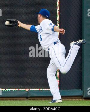 PAS DE FILM, PAS DE VIDÉO, PAS de TV, PAS DE DOCUMENTAIRE - David DeJesus, le père du centre des Kansas City Royals, fait une prise de flowcone sur le Michael Bourn des Houston Astros dans le cinquième repas lors du match de baseball MLB au stade Kauffman à Kansas City Missouri, USA le 17 juin 2010. Les Kansas City Royals ont gagné 15-7. Photo de John Sleezer/MCT/ABACAPRESS.COM Banque D'Images