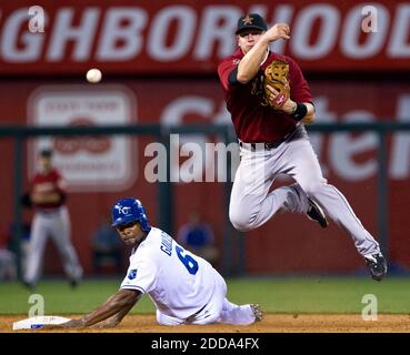 PAS DE FILM, PAS DE VIDÉO, PAS de TV, PAS DE DOCUMENTAIRE - Geoff Blum de Houston Astros, à droite, Est capable de forcer Jose Guillen de Kansas City Royals à sortir en deuxième, mais ne pourrait pas terminer le double jeu sur Mike Aviles à la première base dans le huitième repas lors du match de baseball MLB au stade Kauffman à Kansas City Missouri, USA le 17 juin 2010. Les Kansas City Royals ont gagné 15-7. Photo de John Sleezer/MCT/ABACAPRESS.COM Banque D'Images
