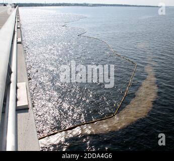 PAS DE FILM, PAS DE VIDÉO, PAS de TV, PAS DE DOCUMENTAIRE - une substance inconnue, vue du pont des États-Unis 90, a été découvert flottant dans la baie de Saint Louis près de la baie de Saint Louis, Mississippi, États-Unis, dimanche 20 juin 2010. Des échantillons ont été prélevés et sont en cours de test. Photo de John Fitzhugh/Biloxi Sun Herald/MCT/ABACAPRESS.COM Banque D'Images