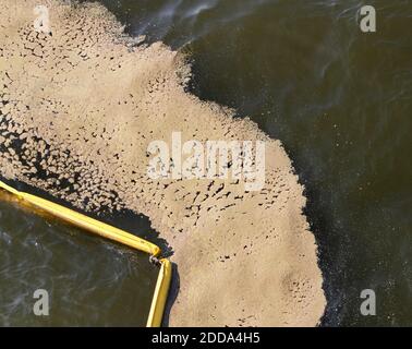 PAS DE FILM, PAS DE VIDÉO, PAS de TV, PAS DE DOCUMENTAIRE - une substance inconnue, vue du pont des États-Unis 90, a été découvert flottant dans la baie de Saint Louis près de la baie de Saint Louis, Mississippi, États-Unis, dimanche 20 juin 2010. Des échantillons ont été prélevés et sont en cours de test. Brian Adam, directeur de l'Agence de gestion des urgences du comté de Hancock, a déclaré qu'il croit que la substance est une prolifération d'algues; d'autres craignent que cela ne soit causé par la marée noire de Deepwater Horizon. Photo de John Fitzhugh/Biloxi Sun Herald/MCT/ABACAPRESS.COM Banque D'Images