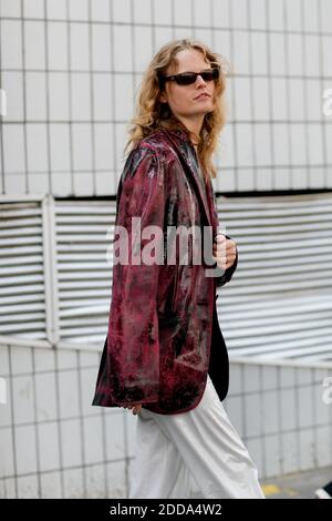 Street style, Hanne Gaby Odiele arrivant au spectacle de vêtements pour hommes de printemps-été 2019 d'acné qui s'est tenu à Bercy POPB, à Paris, en France, le 20 juin 2018. Photo de Marie-Paola Bertrand-Hillion/ABACAPRESS.COM Banque D'Images