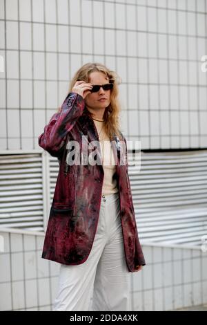 Street style, Hanne Gaby Odiele arrivant au spectacle de vêtements pour hommes de printemps-été 2019 d'acné qui s'est tenu à Bercy POPB, à Paris, en France, le 20 juin 2018. Photo de Marie-Paola Bertrand-Hillion/ABACAPRESS.COM Banque D'Images