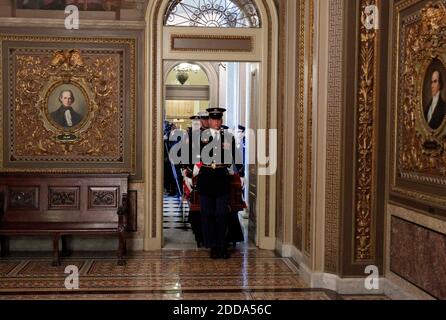 PAS DE FILM, PAS DE VIDÉO, PAS de TV, PAS DE DOCUMENTAIRE - le cercueil drapé par le drapeau portant le sénateur Robert Byrd (D-WV) est transporté par la salle de réception dans la salle du Sénat du Capitole des États-Unis à Washington, D.C., le 1er juillet 2010. Byrd, qui est décédé à 92 ans et qui a été le plus ancien sénateur de l'histoire, mentera dans la salle du Sénat jusqu'à ce qu'il soit transféré en Virginie-Occidentale plus tard aujourd'hui. Photo par Alex Brandon/MCT/ABACAPRESS.COM Banque D'Images