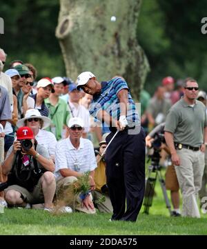 PAS DE FILM, PAS DE VIDÉO, PAS de télévision, PAS DE DOCUMENTAIRE - Tiger Woods joue un tir hors de l'ébauche sur le 1er trou lors d'une séance d'entraînement avant l'AT&T National au club de golf Aronimink de Newton Square, PA, USA le 29 juin 2010. Photo de Steven M. Falk/Philadelphia Inquirer/MCT/Cameleon/ABACAPRESS.COM Banque D'Images