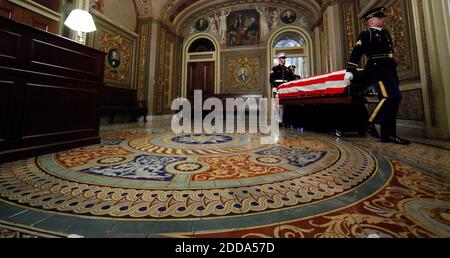 PAS DE FILM, PAS DE VIDÉO, PAS de TV, PAS DE DOCUMENTAIRE - le cercueil drapé par le drapeau portant le sénateur Robert Byrd (D-WV) est transporté par la salle de réception dans la salle du Sénat du Capitole des États-Unis à Washington, D.C., le 1er juillet 2010. Byrd, qui est décédé à 92 ans et qui a été le plus ancien sénateur de l'histoire, mentera dans la salle du Sénat jusqu'à ce qu'il soit transféré en Virginie-Occidentale plus tard aujourd'hui. Photo par Alex Brandon/MCT/ABACAPRESS.COM Banque D'Images