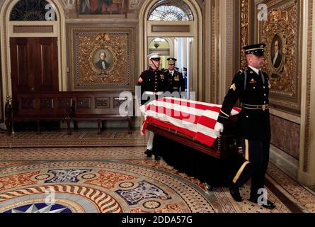 PAS DE FILM, PAS DE VIDÉO, PAS de TV, PAS DE DOCUMENTAIRE - le cercueil drapé par le drapeau portant le sénateur Robert Byrd (D-WV) est transporté par la salle de réception dans la salle du Sénat du Capitole des États-Unis à Washington, D.C., le 1er juillet 2010. Byrd, qui est décédé à 92 ans et qui a été le plus ancien sénateur de l'histoire, mentera dans la salle du Sénat jusqu'à ce qu'il soit transféré en Virginie-Occidentale plus tard aujourd'hui. Photo par Alex Brandon/MCT/ABACAPRESS.COM Banque D'Images