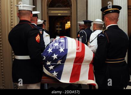 PAS DE FILM, PAS DE VIDÉO, PAS de télévision, PAS DE DOCUMENTAIRE - le cercueil drapé par le drapeau portant le sénateur Robert Byrd (D-WV) arrive au Capitole des États-Unis à Washington, D.C., le 1er juillet 2010. Byrd, qui est décédé à 92 ans et qui a été le plus ancien sénateur de l'histoire, mentera dans la salle du Sénat jusqu'à ce qu'il soit transféré en Virginie-Occidentale plus tard aujourd'hui. Photo de Roger L. Wollenberg/MCT/ABACAPRESS.COM Banque D'Images