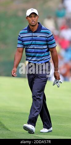 PAS DE FILM, PAS DE VIDÉO, PAS de télévision, PAS DE DOCUMENTAIRE - Tiger Woods marche le fairway sur le 1er trou lors d'une séance d'entraînement avant l'AT&T National au club de golf Aronimink de Newton Square, PA, Etats-Unis, le 29 juin 2010. Photo de Steven M. Falk/Philadelphia Inquirer/MCT/Cameleon/ABACAPRESS.COM Banque D'Images