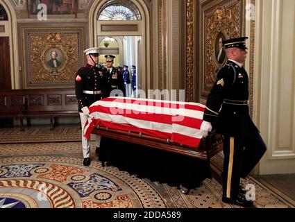 PAS DE FILM, PAS DE VIDÉO, PAS de TV, PAS DE DOCUMENTAIRE - le cercueil drapé par le drapeau portant le sénateur Robert Byrd (D-WV) est transporté par la salle de réception dans la salle du Sénat du Capitole des États-Unis à Washington, D.C., le 1er juillet 2010. Byrd, qui est décédé à 92 ans et qui a été le plus ancien sénateur de l'histoire, mentera dans la salle du Sénat jusqu'à ce qu'il soit transféré en Virginie-Occidentale plus tard aujourd'hui. Photo par Alex Brandon/MCT/ABACAPRESS.COM Banque D'Images