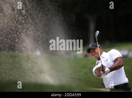 PAS DE FILM, PAS DE VIDÉO, PAS de télévision, PAS DE DOCUMENTAIRE - le Tiger Woods des États-Unis fait sortir le ballon du sable sur le 2ème trou lors de l'ouverture du tournoi DE golf NATIONAL AT&T au club de golf Aronimink de Newton Square, Pennsylvanie, USA le 1er juillet 2010. Photo de Laurence Kesterson/MCT/Cameleon/ABACAPRESS.COM Banque D'Images