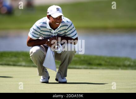 PAS DE FILM, PAS DE VIDÉO, PAS de TV, PAS DE DOCUMENTAIRE - USA Tiger Woods montres comme US Coast Guardsman OS2 Spencer Walker, Qui a servi comme cady honoraire sur le 17ème trou, fait le putt pour les Bois pendant l'AT&T National au Aronimink Golf Club de Newton Square, Pennsylvanie, USA le 30 juin 2010. Photo de Laurence Kesterson/MCT/Cameleon/ABACAPRESS.COM Banque D'Images