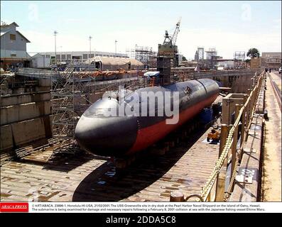 PAS DE FILM, PAS DE VIDÉO, PAS DE TV, PAS DE DOCUMENTAIRE - © KRT/ABACA. 23896-1. Honolulu-HI-USA, 21/02/2001. L'USS Greeneville se trouve sur un quai sec au chantier naval de Pearl Harbor, sur l'île d'Oahu, à Hawaï. Le sous-marin est examiné pour les dommages et les réparations nécessaires après un collisi du 9 février 2001 Banque D'Images