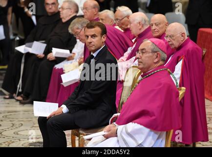 Le président français Emmanuel Macron est intronisé comme canon honoraire de la basilique Saint-Jean (San Giovanni in Laterano) à Rome, Italie la cathédrale du Pape en sa qualité d'évêque de la capitale italienne, le 26 juin 2018. Le chef d'Etat français a traditionnellement été donné le titre depuis que les rois français ont fait d'importants dons pour soutenir la cathédrale au XVe siècle. Photo par Eric Vandeville/ABACAPRESS.COM Banque D'Images