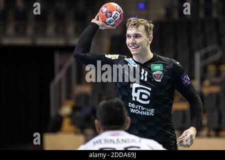 Berlin, Allemagne. 24 novembre 2020. Handball, EHF European League, Füchse Berlin - Tatran Presov, tour principal, Groupe B, 4ème jour de match, Max-Schmeling-Halle: La Lasse Andersson de Berlin lance la balle en riant. Credit: Andreas Gora/dpa/Alay Live News Banque D'Images