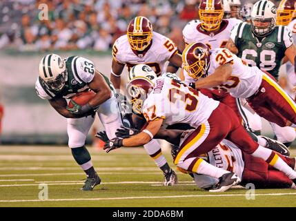 PAS DE FILM, PAS DE VIDÉO, PAS de TV, PAS DE DOCUMENTAIRE - le New York Jetss' Shonn Greene passe devant un pack de défenseurs de Washington Redskins pendant l'action pré-saison au New Meadowlands Stadium à East Rutherford, NJ, USA le 27 août 2010. Les Redskins battit les Jets, 16-11. Photo de David Pokress/Newsday/MCT/Cameleon/ABACAPRESS.COM Banque D'Images