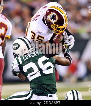 PAS DE FILM, PAS DE VIDÉO, PAS de TV, PAS DE DOCUMENTAIRE - The New York Jetss' Dwight Lowery (26) fait tomber le Washington Redskins Keiland Williams (35) pendant l'action de pré-saison au New Meadowlands Stadium à East Rutherford, NJ, USA le 27 août 2010. Les Redskins battit les Jets, 16-11. Photo de David Pokress/Newsday/MCT/Cameleon/ABACAPRESS.COM Banque D'Images