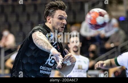 Berlin, Allemagne. 24 novembre 2020. Handball: Ligue européenne de l'EHF, Füchse Berlin - Tatran Presov, tour principal, Groupe B, 4ème jour de match, Max-Schmeling-Halle. Johan Koch de Berlin lance la balle au but. Credit: Andreas Gora/dpa/Alay Live News Banque D'Images