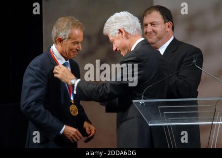 PAS DE FILM, PAS DE VIDÉO, PAS de télévision, PAS DE DOCUMENTAIRE - l'ancien président américain Bill Clinton (C) présente la Médaille de la liberté 2010 à l'ancien Premier ministre britannique Tony Blair (L) comme le regarde David Eisner, président et chef de la direction de la NCC, au National Constitution Center de Philadelphie, Pennsylvanie, USA lundi, 13 septembre 2010. Photo de Tom Gralish/Philadelphia Inquirer/MCT/ABACAPRESS.COM Banque D'Images