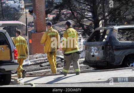 PAS DE FILM, PAS DE VIDÉO, PAS de TV, PAS DE DOCUMENTAIRE - les pompiers de San Rafael se dirigent vers le point zéro de l'explosion de gaz dans une vue de Fairmont Drive et Concord Way à San Bruno, CA, Etats-Unis, le 10 septembre 2010. Trente-huit maisons ont été détruites après l'explosion d'une ligne de gaz dans le quartier résidentiel de Crestmoor à San Bruno le 9 septembre. Photo de Jane Tyska/Oakland Tribune/MCT/ABACAPRESS.COM Banque D'Images