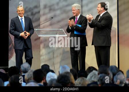 PAS DE FILM, PAS DE VIDÉO, PAS de télévision, PAS DE DOCUMENTAIRE - l'ancien Premier ministre britannique Tony Blair arrive sur scène pour accepter la Médaille de la liberté de 2010 de l'ancien président américain Bill Clinton (C) et David Eisner, président-directeur général de la NCC, au National Constitution Center de Philadelphie, Pennsylvanie, Etats-Unis lundi, 13 septembre 2010. Photo de Tom Gralish/Philadelphia Inquirer/MCT/ABACAPRESS.COM Banque D'Images