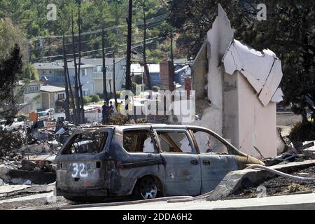 PAS DE FILM, PAS DE VIDÉO, PAS de TV, PAS DE DOCUMENTAIRE - UNE voiture brûlée et les restes d'une maison sont vus près du sol zéro de l'explosion de gaz dans une vue de Fairmont Drive et Concord Way à San Bruno, CA, Etats-Unis, 10 septembre 2010. Trente-huit maisons ont été détruites après l'explosion d'une ligne de gaz dans le quartier résidentiel de Crestmoor à San Bruno le 9 septembre. Photo de Jane Tyska/Oakland Tribune/MCT/ABACAPRESS.COM Banque D'Images