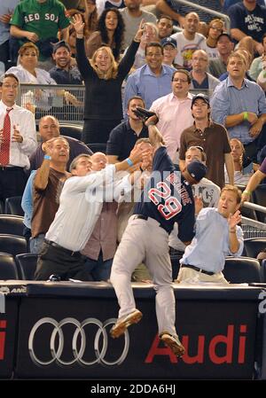 PAS DE FILM, PAS DE VIDÉO, PAS de télévision, PAS DE DOCUMENTAIRE - Adrian Beltre, troisième bassiste de Boston Red Sox, se rend dans la foule pour faire une prise de plongée d'une mouche pop par lance Berkman des Yankees de New York dans le huitième repas au Yankee Stadium à New York City, NY, États-Unis le 24 septembre 2010. Boston défait New York, 10-8. Photo de Kevin P. Coughlin/Newsday/MCT/Cameleon/ABACAPRESS.COM Banque D'Images