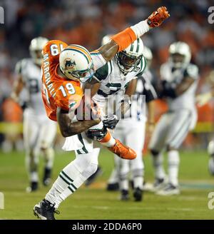 PAS DE FILM, PAS DE VIDÉO, PAS de TV, PAS DE DOCUMENTAIRE - le grand récepteur des Dolphins de Miami Brandon Marshall capture un passage contre la défense des Jets de New York Corner back Antonio Cromartie au stade Sun Life à Miami Gardens, FL, USA le 26 septembre 2010. Photo de Robert Duyos/Sun Sentinel/MCT/Cameleon/ABACAPRESS.COM Banque D'Images