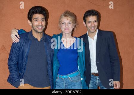 Salim Kechiouche et sa femme Olivia Cote, Kamel Belghazi dans les stands lors de l'Open de tennis français à l'arène Roland-Garros le 29 mai 2018 à Paris, France. Photo de Nasser Berzane/ABACAPRESS.COM Banque D'Images