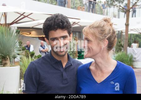 Salim Kechiouche et la femme Olivia Cote dans les stands lors de l'Open de tennis français à l'arène Roland-Garros le 29 mai 2018 à Paris, France. Photo de Nasser Berzane/ABACAPRESS.COM Banque D'Images