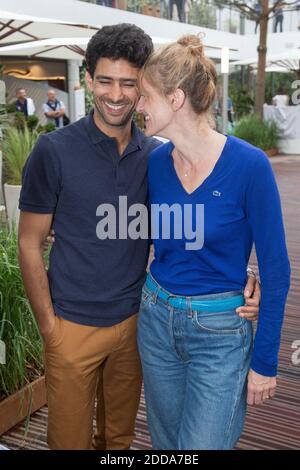 Salim Kechiouche et la femme Olivia Cote dans les stands lors de l'Open de tennis français à l'arène Roland-Garros le 29 mai 2018 à Paris, France. Photo de Nasser Berzane/ABACAPRESS.COM Banque D'Images