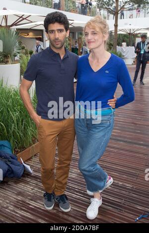 Salim Kechiouche et la femme Olivia Cote dans les stands lors de l'Open de tennis français à l'arène Roland-Garros le 29 mai 2018 à Paris, France. Photo de Nasser Berzane/ABACAPRESS.COM Banque D'Images