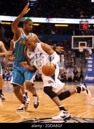 PAS DE FILM, PAS DE VIDÉO, PAS de TV, PAS DE DOCUMENTAIRE - Orlando Magic Guard Vince carter tente de se déplacer dans les Hornets de la Nouvelle-Orléans en avant Trevor Ariza dans la première moitié lors d'un match de pré-saison de la NBA, Orlando Magic vs New Orleans Hornets au nouveau Amway Center à Orlando, FL, États-Unis le 10 octobre 2010. La magie a gagné 135-81. Photo de Stephen M. Dowell/Orlando Sentinel/MCT/Cameleon/ABACAPRESS.COM Banque D'Images