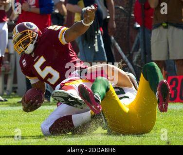 PAS DE FILM, PAS DE VIDÉO, PAS de TV, PAS DE DOCUMENTAIRE - le quarterback de Washington Redskins Donovan McNabb (5) est mis à sac par Green Bay Packers linebacker Clay Matthews (52) au 3e trimestre pendant le match de football américain de la NFL, Washington Redskins vs Green Bay Packers chez FedEx Field à Landover, MD, États-Unis le 10 octobre 2010. Photo de Harry E. Walker/MCT/ABACAPRESS.COM Banque D'Images