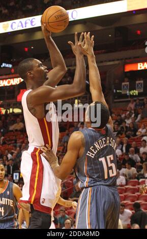 PAS DE FILM, PAS DE VIDÉO, PAS de TV, PAS DE DOCUMENTAIRE - Chris Bosh de Miami Heat tourne au-dessus de Charlotte Bobcats Gerald Henderson pendant le deuxième trimestre dans un match de pré-saison à l'American Airlines Arena à Miami, FL, USA le 18 octobre 2010. Photo de Hector Gabino/El Nuevo Herald/MCT/ABACAPRESS.COM Banque D'Images