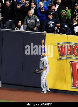 PAS DE FILM, PAS DE VIDÉO, PAS DE TV, PAS DE DOCUMENTAIRE - les fans ont interféré avec Nelson Cruz (17) des Texas Rangers en essayant d'attraper un homer frappé par Robinson Cano des Yankees de New York lors du deuxième repas dans le jeu 4 de la série de championnat de la Ligue américaine au Yankee Stadium à New York City, NY, USA le 19 octobre, 2010. Photo de Thomas A. Ferrara/Newsday/MCT/ABACAPRESS.COM Banque D'Images