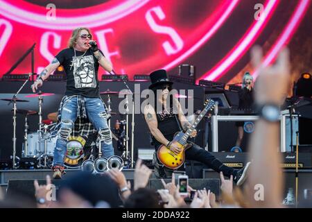 Le chanteur de Guns N' Roses Axel Rose et le guitariste Slash se font en direct au stade Matmut dans le cadre de leur tournée mondiale à Bordeaux, en France, le 26 juin 2018. Photo de Thibaud Moritz/ABACAPRESS.COM Banque D'Images