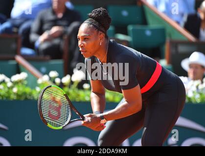 Serena Williams aux Etats-Unis jouant au premier tour de l'Open de tennis français 2018, dans le stade Roland-Garros, Paris, France, le 29 mai 2018. Photo de Christian Liewig/ABACAPRESS.COM Banque D'Images