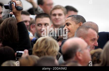 PAS DE FILM, PAS DE VIDÉO, PAS de télévision, PAS DE DOCUMENTAIRE - le président Barack Obama salue la foule après son arrivée à Minneapolis-St. Paul joint Air Reserve Station à St.Paul, MN, États-Unis, le samedi 23 octobre 2010. Obama a assisté à un rassemblement à l'Université du Minnesota. Photo de Kyndell Harkness/Minneapolis Star Tribune/MCT/ABACAPRESS.COM Banque D'Images