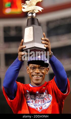 PAS DE FILM, PAS DE VIDÉO, PAS de TV, PAS DE DOCUMENTAIRE - Ron Washington, le directeur des Texas Rangers, célèbre après avoir remporté la série de championnat de la Ligue américaine en six parties lors du match de baseball MLB, Texas Rangers vs New York Yankees au stade de baseball des Rangers à Arlington, Texas, USA, le 22 octobre 2010. Texas Rangers a gagné 6-1. Photo de Jenkins Ron/MCT/Cameleon/ABACAPRESS.COM Banque D'Images