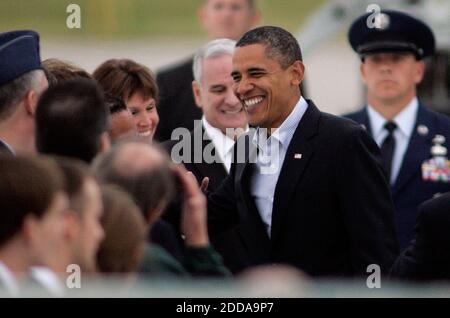 PAS DE FILM, PAS DE VIDÉO, PAS de télévision, PAS DE DOCUMENTAIRE - le président Barack Obama salue la foule après son arrivée à Minneapolis-St. Paul joint Air Reserve Station à St.Paul, MN, États-Unis, le samedi 23 octobre 2010. Obama a assisté à un rassemblement à l'Université du Minnesota. Photo de Kyndell Harkness/Minneapolis Star Tribune/MCT/ABACAPRESS.COM Banque D'Images