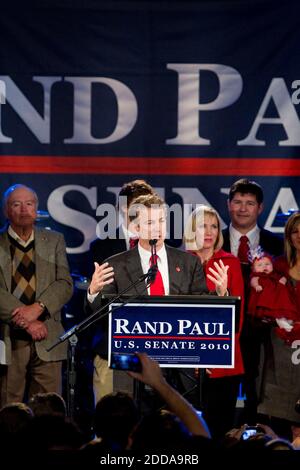 PAS DE FILM, PAS DE VIDÉO, PAS de télévision, PAS DE DOCUMENTAIRE - le candidat républicain au Sénat du Kentucky, le Dr Rand Paul, célèbre avec son épouse, Kelley Paul, lors de sa victoire au Centre de congrès de Bowling Green, Kentucky, le mardi 2 novembre 2010. Photo de Daniel Houghton/Lexington Herald-leader/MCT/ABACAPRESS.COM Banque D'Images