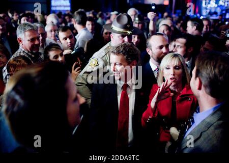 PAS DE FILM, PAS DE VIDÉO, PAS de télévision, PAS DE DOCUMENTAIRE - le candidat républicain au Sénat du Kentucky, le Dr Rand Paul, se déplace dans la foule lors de son parti de victoire au Palais des congrès de Bowling Green, Kentucky, le mardi 2 novembre 2010. Photo de Daniel Houghton/Lexington Herald-leader/MCT/ABACAPRESS.COM Banque D'Images